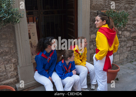 Vier Mädchen, Bewohner von Gubbio, Italien, in ihren bunten Kostümen, am 15. Mai das jährliche Festival der "Corsa dei Ceri." Stockfoto