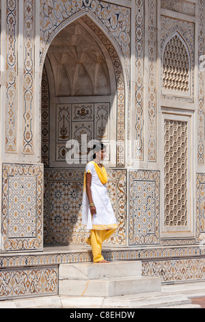 Moslemische Punjabi Mädchen am Grab von Etimad Ud Doulah, 17. Jahrhundert Mughal Grab erbaut 1628, Agra, Indien Stockfoto