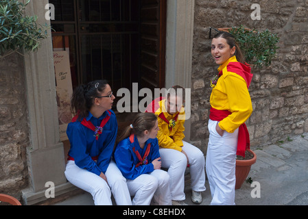 Vier Mädchen, Bewohner von Gubbio, Italien, in ihren bunten Kostümen, am 15. Mai das jährliche Festival der "Corsa dei Ceri." Stockfoto