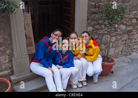 Vier Mädchen, Bewohner von Gubbio, Italien, in ihren bunten Kostümen, am 15. Mai das jährliche Festival der "Corsa dei Ceri." Stockfoto