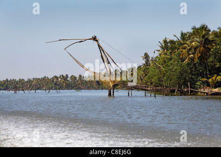 Landschaft Angeln in Kerala Backwaters Indien Seen Textur Muster, vorbei an Schnellboot Kielwasser und Meer sprühen klaren blauen Himmel mittags Stockfoto