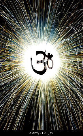 Hinduistischen OM / AUM vor Feuerwerk Funken Stockfoto