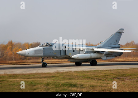 Militärischen Jet Bomber Flugzeug Su-24 Fencer auf Start und Landung Stockfoto