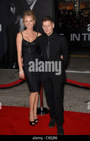 Rachel Roberts, Andrew Niccol im Ankunftsbereich für IN Zeit Premiere, Regency Village Theater in Westwood, Los Angeles, CA 20. Oktober 2011. Foto von: Michael Germana/Everett Collection Stockfoto