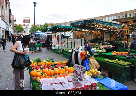 Marktstände in Lewisham Markt, High Street, Lewisham, London Borough of Lewisham, Greater London, England, Vereinigtes Königreich Stockfoto