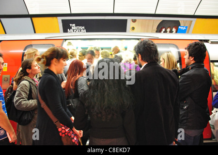 Überfüllten Zug am Bahnhof Piccadilly Line der U-Bahn in London, Greater London, England, Vereinigtes Königreich Stockfoto