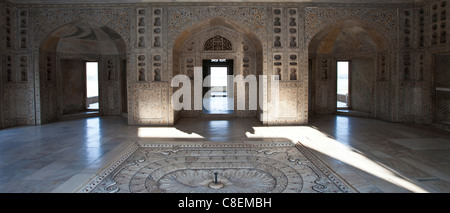 Khas Mahal Palace mit Pietra Dura Juwel Einlegearbeiten aus Marmor gebaut 17. Jahrhundert von Moghul Shah Jehan in Agra Fort, Indien Stockfoto