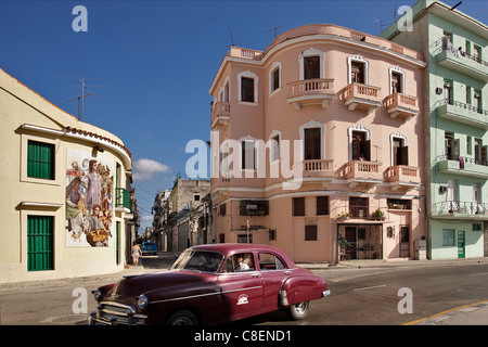 pastellfarbene Häuser im alten Havanna-Kuba mit roten Oldtimer vor Stockfoto