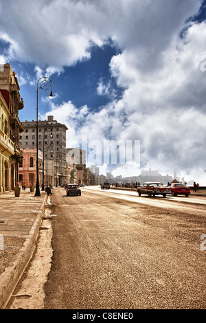 Sonnenschein und Leben am Malecón in Havanna dramatischer Himmel Stockfoto