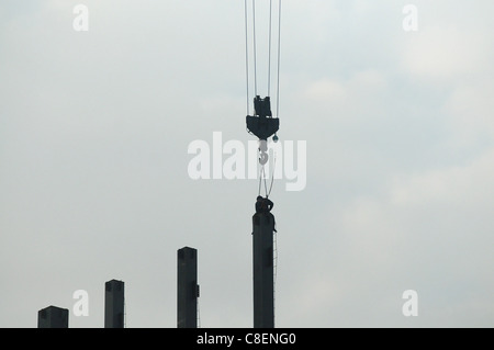 SHENYANG, CHINA; 20.10.2011.  Bauarbeiter sind die interne Struktur von einem neuen Hochhaus im Zentrum von Shenyang, Liaoning, China Montage. Investitionen in Chinas Immobilienmarkt in den ersten neun Monaten des Jahres 2011 stieg um 32 Prozent über dem Vorjahr 4,42 Billionen Yuan erreichen. Der Anstieg betrug 0,9 pe Stockfoto