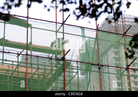 SHENYANG, CHINA; 20.10.2011.  Bauarbeiter sind die interne Struktur von einem neuen Hochhaus im Zentrum von Shenyang, Liaoning, China Montage. Investitionen in Chinas Immobilienmarkt in den ersten neun Monaten des Jahres 2011 stieg um 32 Prozent über dem Vorjahr 4,42 Billionen Yuan erreichen. Der Anstieg betrug 0,9 pe Stockfoto