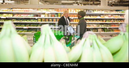 21.10.2011. London, UK. Londoner Bürgermeister Boris Johnson hat heute, Freitag, 21 Oktober, das neue Waitrose State-Of-The-Art Online-Distributionszentrum in Acton, wo er nahmen an einer Führung und traf sich mit Mitarbeitern und Partnern Waitrose besucht. Stockfoto