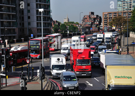 Schwerlastverkehr auf Vauxhall Bridge Road, Vauxhall, London Borough of Lambeth, London, Greater London, England, Vereinigtes Königreich Stockfoto