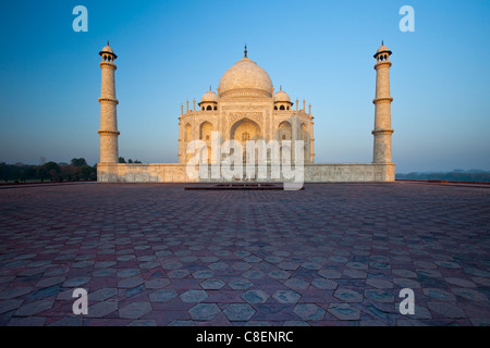 Das Taj Mahal Mausoleum-Ost-Ansicht (von Taj Mahal Moschee gesehen), Uttar Pradesh, Indien Stockfoto