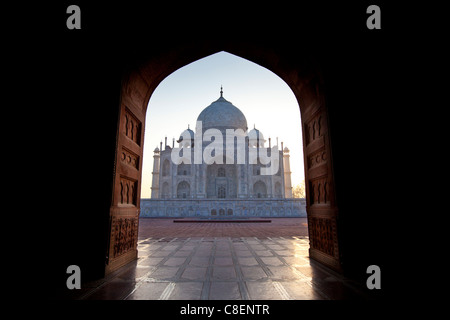 Der Taj Mahal Mausoleum westliche Blick (von Taj Mahal Moschee gesehen) in der Morgendämmerung, Uttar Pradesh, Indien Stockfoto