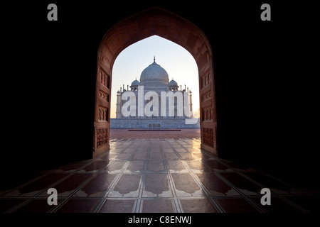 Taj Mahal Mausoleum westliche Sicht betrachtet von Taj Mahal Moschee mit ihren Gebet Matte Bodenfliesen im Morgengrauen, Uttar Pradesh, Indien Stockfoto