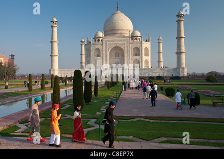 Asiatische Touristen am südlichen Taj Mahal Mausoleum anzeigen Uttar Pradesh, Indien Stockfoto