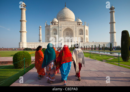 Indische Touristen, die das Taj Mahal Mausoleum nähern Südansicht, Uttar Pradesh, Indien Stockfoto