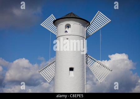 Windmühle Daymark auf der Hafen-Mole des polnischen Seebades Swinoujscie, Insel Usedom, Polen, Europa Stockfoto