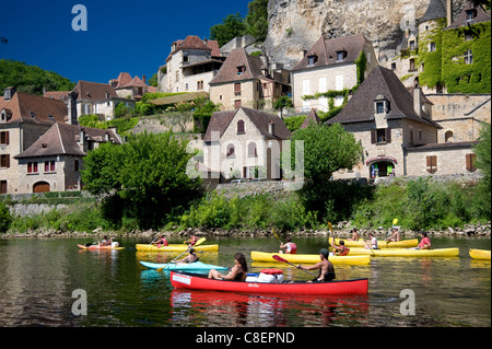 Menschen in Kanus auf der Dordogne in der Nähe von La Roque-Gageac, Dordogne, Frankreich Stockfoto