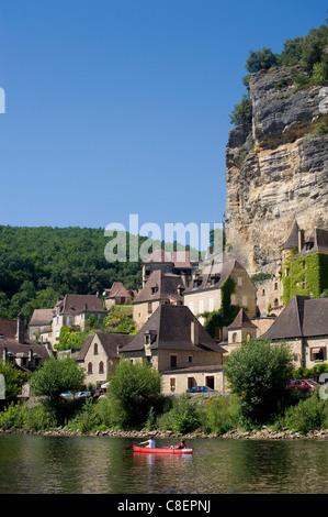 Menschen in Kanus auf der Dordogne in der Nähe von La Roque-Gageac, Dordogne, Frankreich Stockfoto