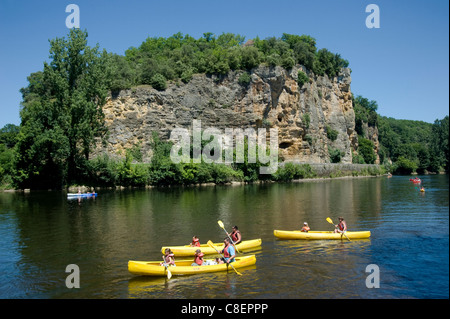 Menschen in Kanus auf der Dordogne in der Nähe von Kluges, Dordogne, Frankreich Stockfoto