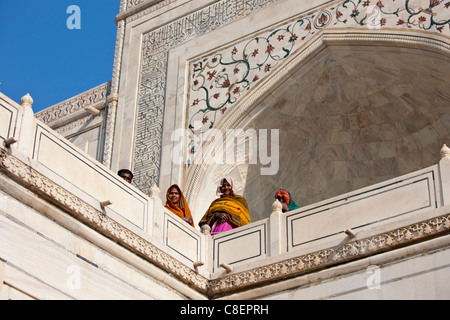 Indische Touristen am Taj Mahal-Mausoleum, Uttar Pradesh, Indien Stockfoto