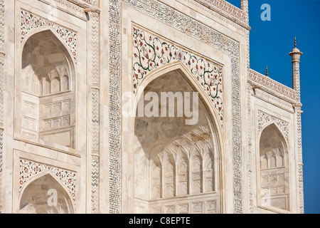 Iwans des Taj Mahal-Mausoleum, südlichen anzeigen Detail Diamant Facetten mit Bas Relief Marmor, Uttar Pradesh, Indien Stockfoto
