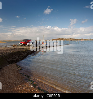 Die Fischer ihren Fang auf dem Fluß Swale entladen. Stockfoto