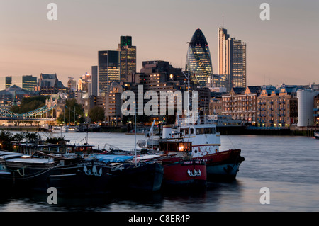 Die Skyline der Stadt mit Heron-Tower bei Dämmerung, London, England, Vereinigtes Königreich Stockfoto