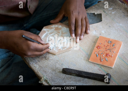 Qualifizierte Handwerker bei der Arbeit machen Pietra Dura-Souvenirs mit traditionellen altmodischen Schleifscheibe in Agra, Indien Stockfoto