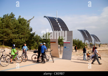 Radfahrer an der Grenze an der Strandpromenade zwischen Ahlbeck / Deutschland und polnischen Meer resort Swinoujscie, Insel Usedom, Stockfoto