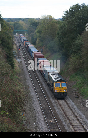 Freightliner Zug beim Shrewley schneiden Stockfoto