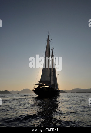 schwarze klassische hölzerne Segelschiff, Segeln am Mittelmeer Stockfoto
