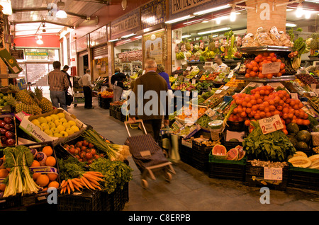 Obst- und Gemüsestände, Triana Markt, Sevilla, Andalusien, Spanien Stockfoto