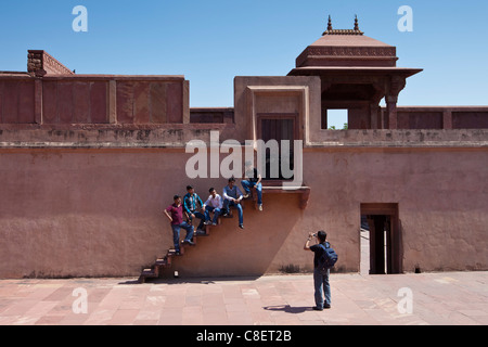 Junge indische Männer fotografiert bei einem Besuch in Fatehpur Sikri historischen Palast und Stadt der Moguln in Agra, Nordindien Stockfoto