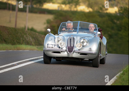 Jaguar XK-120 Roadster Oldtimer auf einer Straße in England vertrieben. Stockfoto