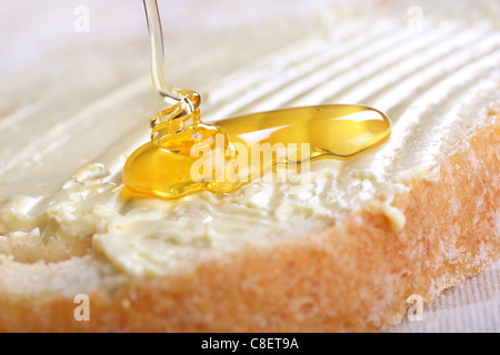 frisch zubereitetes Brot mit Butter und flüssig süßen Sirup Stockfoto