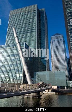 Blick über die Brücke in Richtung Canary Wharf und Türme, Docklands, London, England, Vereinigtes Königreich Stockfoto