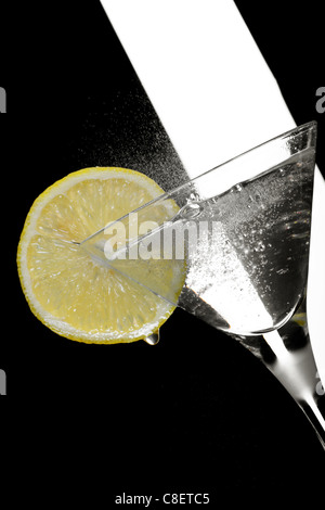 Martini cocktail garniert mit Zitrone Stockfoto