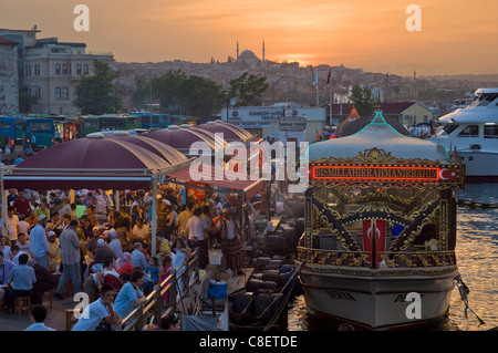 Traditionelle Boote, Kochen und Essen, Eminonu, Galeta Brücke, Istanbul, Türkei zu verkaufen Stockfoto