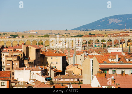 Stadthäuser und 1. Jahrhundert römische Aquädukt, UNESCO-Weltkulturerbe, Segovia, Madrid, Spanien Stockfoto