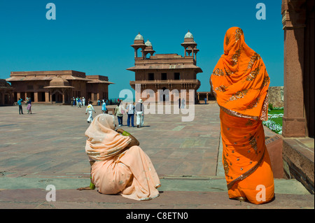 Touristen in Fatehpur Sikri aus dem 17. Jahrhundert historischen Palast und Stadt der Moguln, UNESCO-Weltkulturerbe in Agra, Nordindien Stockfoto