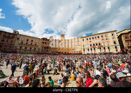 Massen an El Palio Pferderennen-Festival, Piazza del Campo, Siena, Toskana, Italien Stockfoto