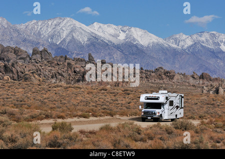 RV, Camper, Alabama Hills, Whitney Portal, Straße, Lone Pine, Kalifornien, USA, USA, Amerika, Reisen, Urlaub Stockfoto