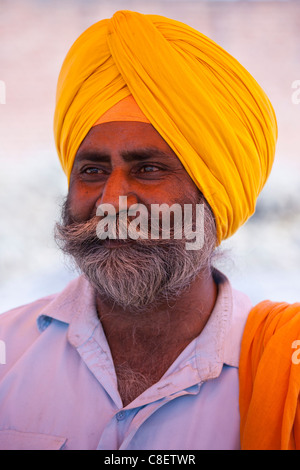Sikh indischer Mann tragen traditionelle Turban in Bharatpur, Nordindien Stockfoto