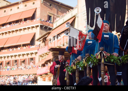 Signalhorn Spieler in einer Parade am El Palio Pferderennen-Festival, Piazza del Campo, Siena, Toskana, Italien Stockfoto