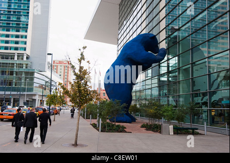 Große blaue Bär im Colorado Convention Center in Denver, Colorado, Vereinigte Staaten von Amerika Stockfoto