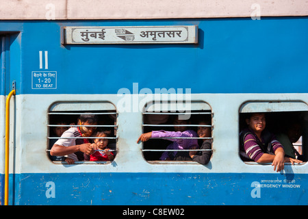 Inder auf überfüllten Zug in Bharatpur, Nordindien Stockfoto