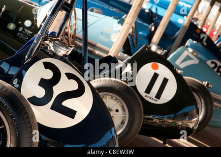 Rennwagen im Fahrerlager auf dem Goodwood Revival Rennen treffen Stockfoto